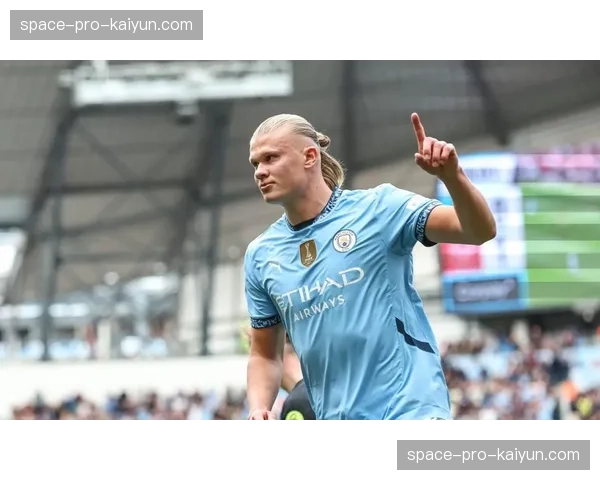 特写镜头：哈兰德罚入点球后面无表情，迅速捡球跑向中圈