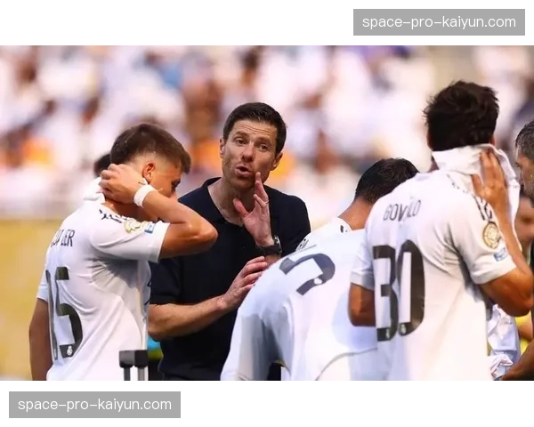 战术板瞬间:皇马助理教练向场边大喊,示意球员压上以保持转换压迫 战术板瞬间:皇马助理教练向场边大喊,示意球员压上以保持转换压迫