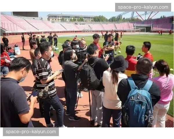 拉斯维加斯季前训练营开放日,数千名球迷到场支持 拉斯维加斯季前训练营开放日,数千名球迷到场支持